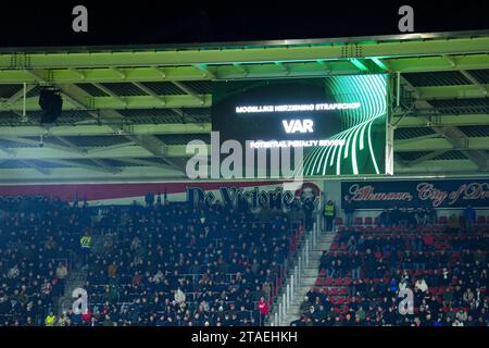 ALKMAAR - contrôle de pénalité lors du match de la Ligue de conférence de l'UEFA dans le groupe E entre l'AZ Alkmaar et HSK Zrinjski Mostar au stade AFAS le 30 novembre 2023 à Alkmaar, aux pays-Bas. ANP ED VAN DE POL Banque D'Images