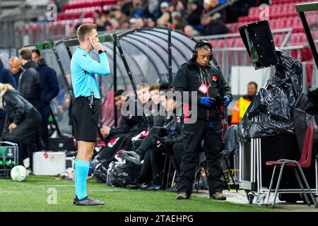 ALKMAAR - arbitre Oleksii Derevinskyi lors du match de l'UEFA Conference League dans le groupe E entre AZ Alkmaar et HSK Zrinjski Mostar au stade AFAS le 30 novembre 2023 à Alkmaar, pays-Bas. ANP ED VAN DE POL Banque D'Images