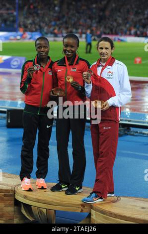 Janet Kisa, Mercy Cherono, du Kenya, et JO Pavey, de l’Angleterre, lors de la cérémonie de remise des médailles du 5000m féminin aux Jeux du Commonwealth, Glasgow, Écosse, Royaume-Uni Banque D'Images