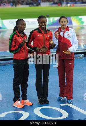 Janet Kisa, Mercy Cherono, du Kenya, et JO Pavey, de l’Angleterre, lors de la cérémonie de remise des médailles du 5000m féminin aux Jeux du Commonwealth, Glasgow, Écosse, Royaume-Uni Banque D'Images