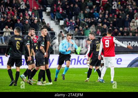 ALKMAAR - arbitre Oleksii Derevinskyi lors du match de l'UEFA Conference League dans le groupe E entre AZ Alkmaar et HSK Zrinjski Mostar au stade AFAS le 30 novembre 2023 à Alkmaar, pays-Bas. ANP ED VAN DE POL Banque D'Images