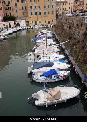 Livourne, Toscane, Italie. Canaux de la vieille ville Banque D'Images