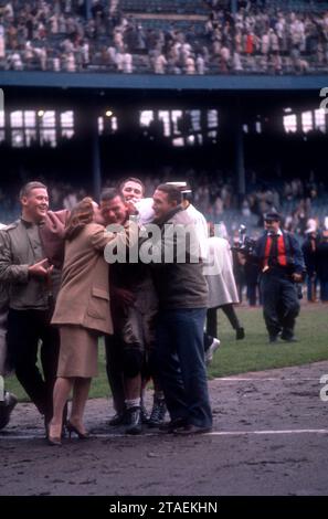 CLEVELAND, OH - 24 OCTOBRE : les fans se précipitent et embrassent un joueur non identifié des Nittany Lions de Penn State après avoir battu les Illinois Fighting Illini le 24 octobre 1959 au Cleveland Municipal Stadium à Cleveland, Ohio. (Photo de Hy Peskin) Banque D'Images