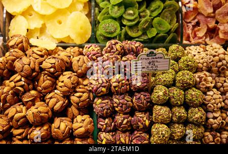 Une gamme de fruits et légumes secs assortis soigneusement placés sur une étagère à Grand Bazar, Istanbul Banque D'Images