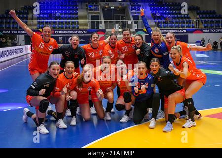 Fredrikshavn, Danemark. 30 novembre 2023. FREDRIKSHAVN, DANEMARK - NOVEMBRE 30 : l'équipe des pays-Bas célèbre sa victoire sur l'Argentine lors du 26e Championnat du monde féminin de handball match du Groupe H entre les pays-Bas et l'Argentine à Arena Nord le 30 novembre 2023 à Fredrikshavn, Danemark (photo de Henk Seppen/Orange Pictures) crédit : orange pics BV/Alamy Live News Banque D'Images