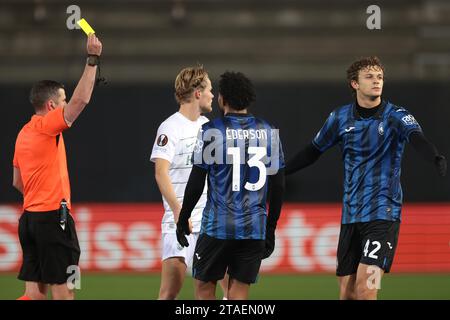 Bergame, Italie. 30 novembre 2023. L'arbitre Michael Oliver d'Angleterre montre un carton jaune à Giorgio Scalvini d'Atalanta pour un défi tardif sur Goncalo Inacio de Sporting CP pendant le match de l'UEFA Europa League au Gewiss Stadium, Bergame. Le crédit photo devrait se lire : Jonathan Moscrop/Sportimage crédit : Sportimage Ltd/Alamy Live News Banque D'Images