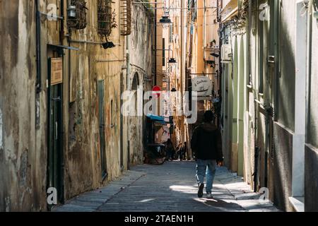 Gênes, Italie - 18 novembre 2023 : ruelles étroites du centre historique de Gênes, Italie Banque D'Images
