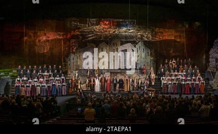 Aufführung des Salzburger Adventssingens 2023, unter dem Titel Fürchtet Euch nicht, im Grossen Festspielhaus in Salzburg, Am 29.11.2023. Einer der Gründungsväter des Salzburger Adventsingens war Karl Heinrich Waggerl. DAS Bild zeigt eine Gesamtansicht der Bühne mit Chor und Allen Schauspielern Maria. EVA Maria Schinwald. Josef. Bernhard Teufl ténor. Engel. Elisabeth Eder Sopran. Elisabeth. Martina Gmeinder Mezzosopran. Anna. Marcella Theresa Wieland. Rabbi Jakob. Edwin Hochmuth Bariton . Salzburger Hirtenkinder 2023, Herbert, Böck, Boeck, Dirigent 2023 - Aufführung des Salz Banque D'Images