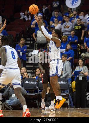 Le garde des Pirates de Seton Hall Al-Amir Dawes (2 ans) tire un Three Pointer contre Northeastern en première mi-temps au Prudential Center de Newark, New Jersey, le mercredi 29 novembre. Duncan Williams/CSM Banque D'Images