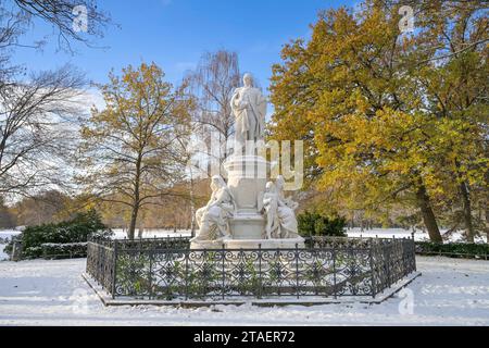 Goethe-Denkmal, hiver, Schnee, Parc, Großer Tiergarten, Tiergarten, Mitte, Berlin, Deutschland *** Goethe monument, hiver, neige, parc, Großer Tiergarten, Tiergarten, Mitte, Berlin, Allemagne crédit : Imago/Alamy Live News Banque D'Images