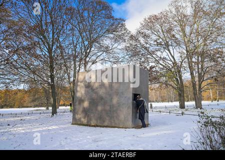 Denkmal für die im Nationalsozialismus verfolgten Homosexuellen, Winter, Schnee, Park, Großer Tiergarten, Tiergarten, Mitte, Berlin, Deutschland *** Mémorial aux homosexuels persécutés sous le national-socialisme, hiver, neige, parc, Großer Tiergarten, Tiergarten, Mitte, Berlin, Allemagne crédit : Imago/Alamy Live News Banque D'Images