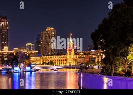 Une vue nocturne époustouflante sur les gratte-ciel de la ville avec de grands bâtiments illuminés surplombant une rivière, Shanghai, Chine Banque D'Images