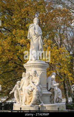 Goethe-Denkmal, hiver, Schnee, Parc, Großer Tiergarten, Tiergarten, Mitte, Berlin, Deutschland *** Goethe monument, hiver, neige, parc, Großer Tiergarten, Tiergarten, Mitte, Berlin, Allemagne crédit : Imago/Alamy Live News Banque D'Images