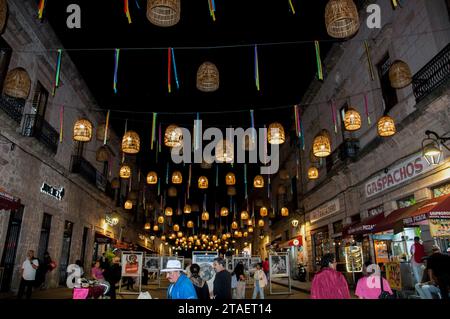 Morelia , Mexique 2 novembre 2023 : coloré de lampe sur le paysage nocturne pour Day of Dead in Mexico Banque D'Images