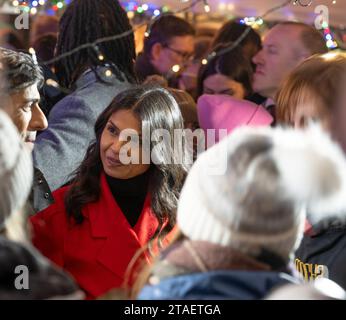 Londres, Royaume-Uni. 30 novembre 2023. Le Premier ministre Rishi Sunak et son épouse Akshataa Murty éclairent le sapin de Noël à l'extérieur du 10 Downing Street et rencontrent les étalons présents au marché festif de Downing Street. Crédit : Malcolm Park/Alamy Live News Banque D'Images