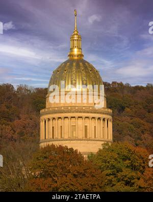 Bâtiment du Capitole de l'État de Virginie-Occidentale et dôme doré vus de l'autre côté de la rivière Kanawha à Charleston, Virginie-Occidentale avec des couleurs automnales Banque D'Images