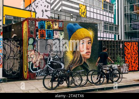 Londres, Royaume-Uni - 25 août 2023 : vélos garés sur Redchurch Street à Shoreditch Banque D'Images