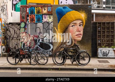 Londres, Royaume-Uni - 25 août 2023 : vélos garés sur Redchurch Street à Shoreditch Banque D'Images