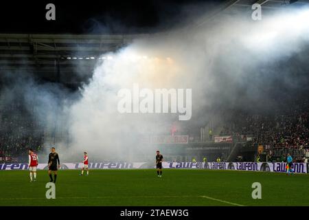 ALKMAAR - fumée de feu d'artifice lors du match de la Ligue de conférence de l'UEFA dans le groupe E entre AZ Alkmaar et HSK Zrinjski Mostar au stade AFAS le 30 novembre 2023 à Alkmaar, aux pays-Bas. ANP ED VAN DE POL Banque D'Images