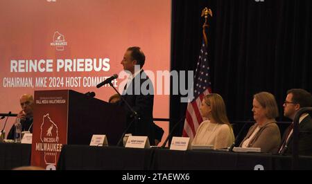 Milwaukee, Wisconsin, États-Unis. 30 novembre 2023. REINCE PRIBUS, ancien chef de cabinet de la Maison Blanche et président du comité hôte de la Convention nationale républicaine de 2024 à Milwaukee, Wisconsin, est présenté jeudi 30 novembre 2023 lors d’une visite médiatique des installations de la convention au Fiserv Forum. La convention est prévue du 15 au 18 juillet. (Image de crédit : © Mark Hertzberg/ZUMA Press Wire) USAGE ÉDITORIAL SEULEMENT! Non destiné à UN USAGE commercial ! Banque D'Images