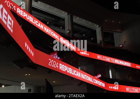 Milwaukee, Wisconsin, États-Unis. 30 novembre 2023. Fiserv Forum, le site de la Convention nationale républicaine de 2024 à Milwaukee, Wisconsin, est montré jeudi 30 novembre 2023 lors d'une visite des installations de la convention par les médias. La convention est prévue du 15 au 18 juillet. L'arène, qui a ouvert ses portes en août 2018, accueille les équipes masculines de basket-ball des Bucks de Milwaukee et de l'Université Marquette. (Image de crédit : © Mark Hertzberg/ZUMA Press Wire) USAGE ÉDITORIAL SEULEMENT! Non destiné à UN USAGE commercial ! Banque D'Images