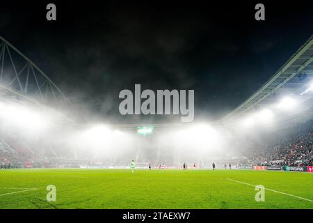 ALKMAAR - brume dans le stade lors du match de l'UEFA Conference League dans le groupe E entre AZ Alkmaar et HSK Zrinjski Mostar au stade AFAS le 30 novembre 2023 à Alkmaar, aux pays-Bas. ANP ED VAN DE POL Banque D'Images