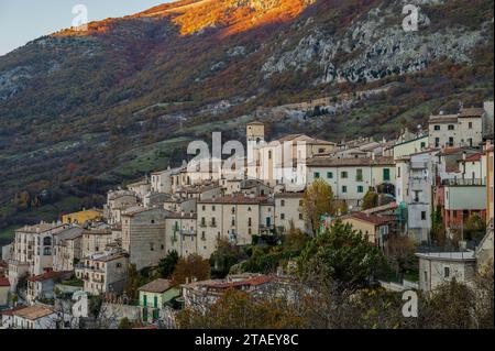 Barrea, l'Aquila, Abruzzes. Barrea est un petit village des Abruzzes, perché sur un éperon rocheux. Banque D'Images