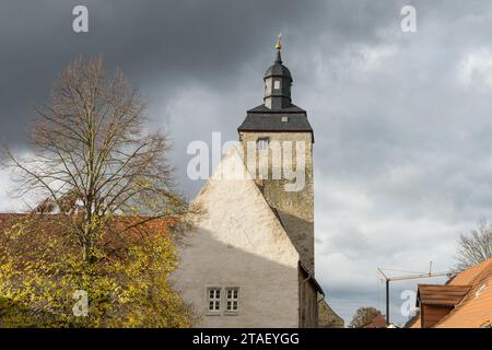 Tour du château historique à douves à Egeln, Saxe-Anhalt, Allemagne Banque D'Images