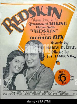 Feuille de musique de film des années 1920 avec Richard dix et des images amérindiennes. Partition de musique cinématique - ''Redskin' Theme Song”.. Banque D'Images