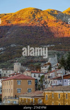 Barrea, l'Aquila, Abruzzes. Barrea est un petit village des Abruzzes, perché sur un éperon rocheux. Banque D'Images