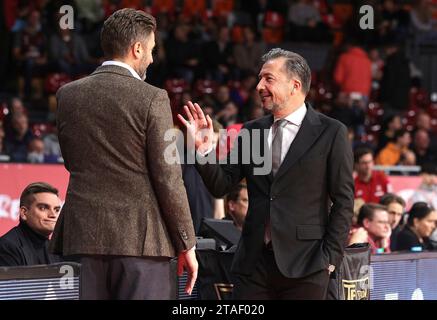 Allemagne, 30/11/2023, Geschaeftsfuehrer Marko Pesic im Gespraech mit Luca Banchi (Virtus Segafredo Bologne, Cheftrainer). GER, FC Bayern Basketball vs Virtus Segafredo Bologne, Basketball, Euroleague, saison 2023/2024, 30.11.2023, photo : Eibner-Pressefoto/Marcel Engelbrecht Banque D'Images