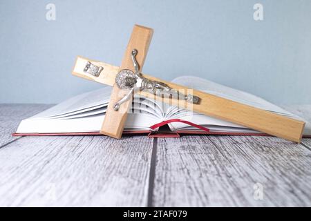 Gros plan de collier de croix chrétienne en bois simple sur la Bible , ton vintage , dieu. Banque D'Images