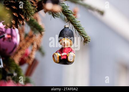 Downing Street, Londres, Royaume-Uni. 30 novembre 2023. Décorations de Noël Beefeater Bear dans Downing Street. Photo par Amanda Rose/Alamy Live News Banque D'Images