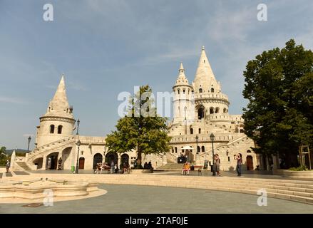 Budapest, Hongrie - 30 août 2018 : personnes près du Bastion des pêcheurs (Halaszbastya) à Budapest. Banque D'Images