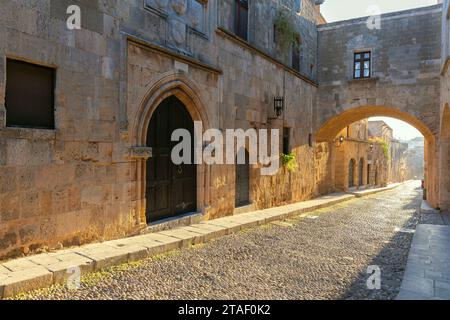 Une rue médiévale en pierre étroite illuminée par le soleil du matin dans la vieille ville. Rhodes. Grèce. Banque D'Images