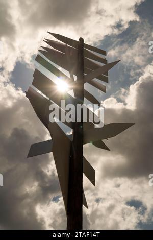 Silhouette de multiples signes vierges sur un poteau en bois Banque D'Images