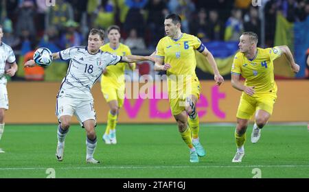 Leverkusen, Deutschland. 20 novembre 2023. Firo : 11/20/2023, football, football, UEFA Euro 2024, qualifications européennes, qualification EURO, qualification EURO 2024, équipe nationale, international, Ukraine - Italie Nicolo BARELLA, Italie gauche contre STEPANENKO/dpa/Alamy Live News Banque D'Images