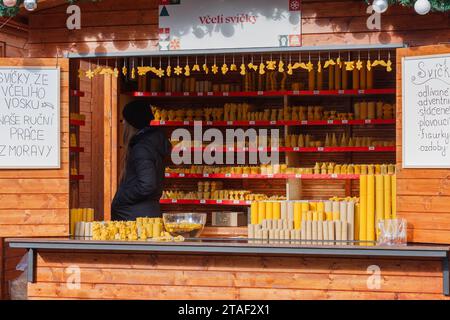 Brno, République tchèque-26 novembre 2023 : vendeuse dans un étal avec des bougies d'abeille au marché de Noël sur le marché du chou sur November26, 2023 Brno, Czec Banque D'Images