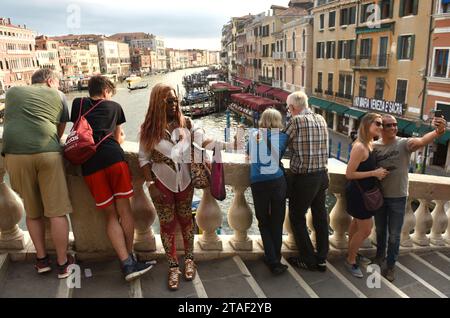 Venise, Italie - 07 juin 2017 : touristes sur le pont du Rialto à Venise. Banque D'Images