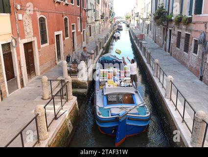 Venise, Italie - 08 juin 2017 : bateau sur le canal à Venise. La vie quotidienne vénitienne. Banque D'Images