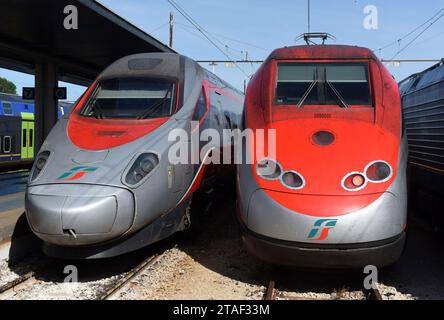 Venise, Italie - 08 juin 2017 : trains à grande vitesse Trenitalia à Venice St. Gare Lucia (Stazione di Venezia Santa Lucia). Banque D'Images