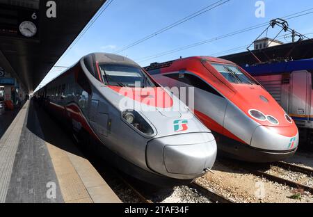 Venise, Italie - 08 juin 2017 : trains à grande vitesse Trenitalia à Venice St. Gare Lucia (Stazione di Venezia Santa Lucia). Banque D'Images