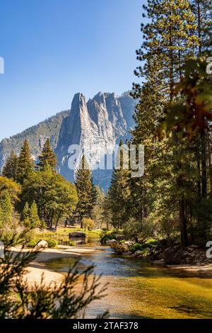 Scène de paysage vertical ensoleillé de la rivière Merced dans la vallée de Yosemite en automne, Californie, États-Unis Banque D'Images