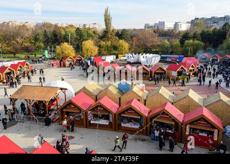 Bucarest, Roumanie, 30 novembre 2023 : des maisons colorées vives avec des produits traditionnels à vendre au marché de Noël West Side à Drumul Taberei NEI Banque D'Images