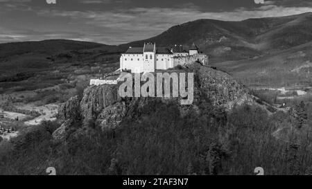 Vue aérienne du château de Füzér dans les montagnes de Zemplén en Hongrie Banque D'Images