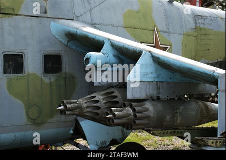 Un vieux système de lancement de missile d'hélicoptère. Aviation militaire de l'Union soviétique. Banque D'Images