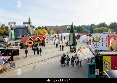 Bucarest, Roumanie, 30 novembre 2023 : des maisons colorées vives avec des produits traditionnels à vendre au marché de Noël West Side à Drumul Taberei NEI Banque D'Images