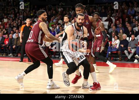 Allemagne, 30/11/2023, Tornike Shengelia (Virtus Segafredo Bologna, #21) setzt sich gegen Nick Weiler-Babb (Bayern Basketball, #0) und Devin Booker (Bayern Basketball, #31) durch. GER, FC Bayern Basketball vs Virtus Segafredo Bologne, Basketball, Euroleague, saison 2023/2024, 30.11.2023, photo : Eibner-Pressefoto/Marcel Engelbrecht Banque D'Images