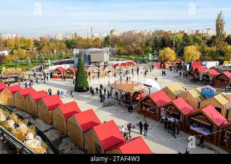 Bucarest, Roumanie, 30 novembre 2023 : des maisons colorées vives avec des produits traditionnels à vendre au marché de Noël West Side à Drumul Taberei NEI Banque D'Images