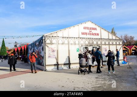 Bucarest, Roumanie, 30 novembre 2023 : des maisons colorées vives avec des produits traditionnels à vendre au marché de Noël West Side à Drumul Taberei NEI Banque D'Images